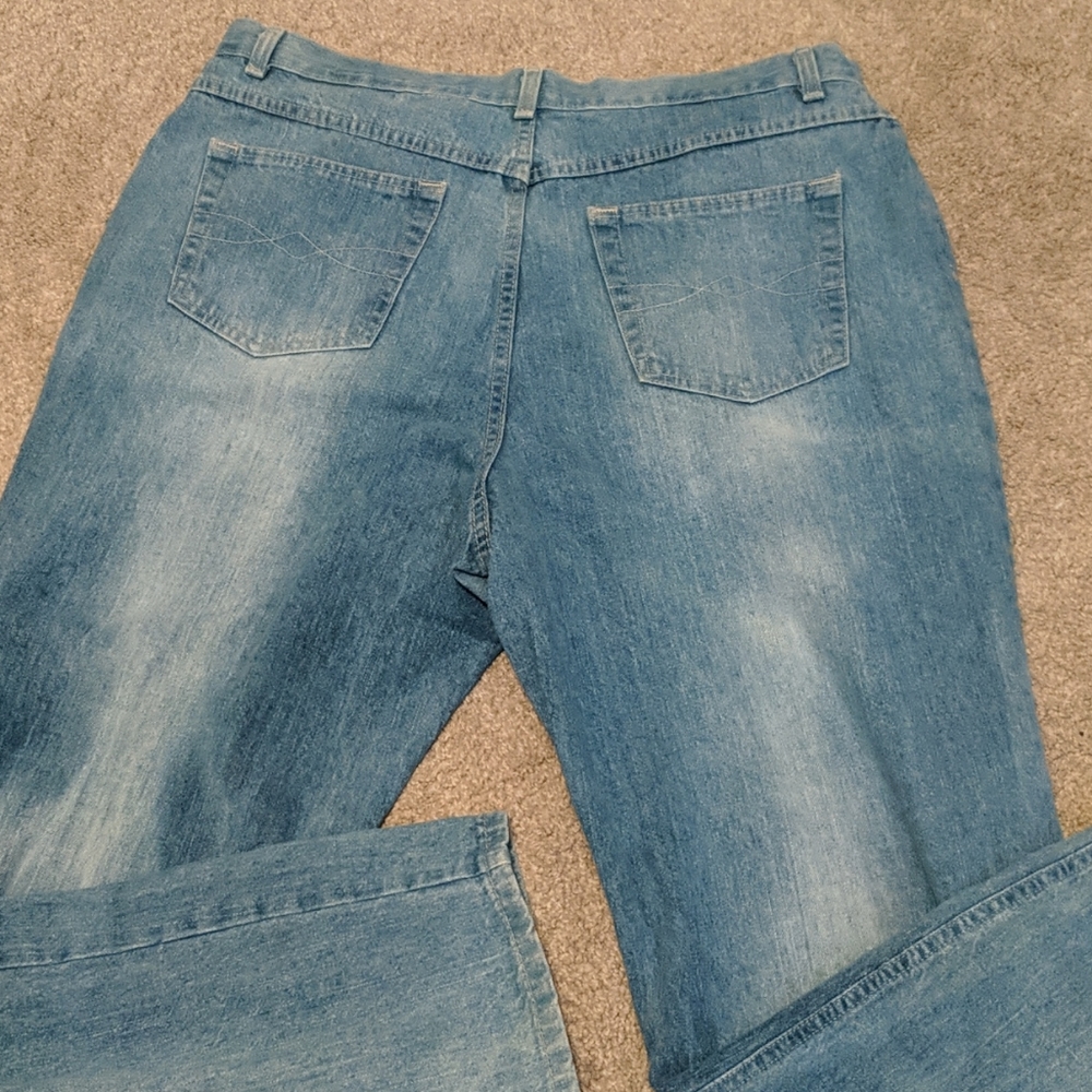 Light wash relaxed jeans